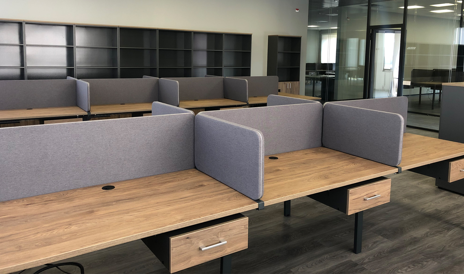 Оснащение нового 2-х этажного офисного здания современной и функциональной мебелью.
